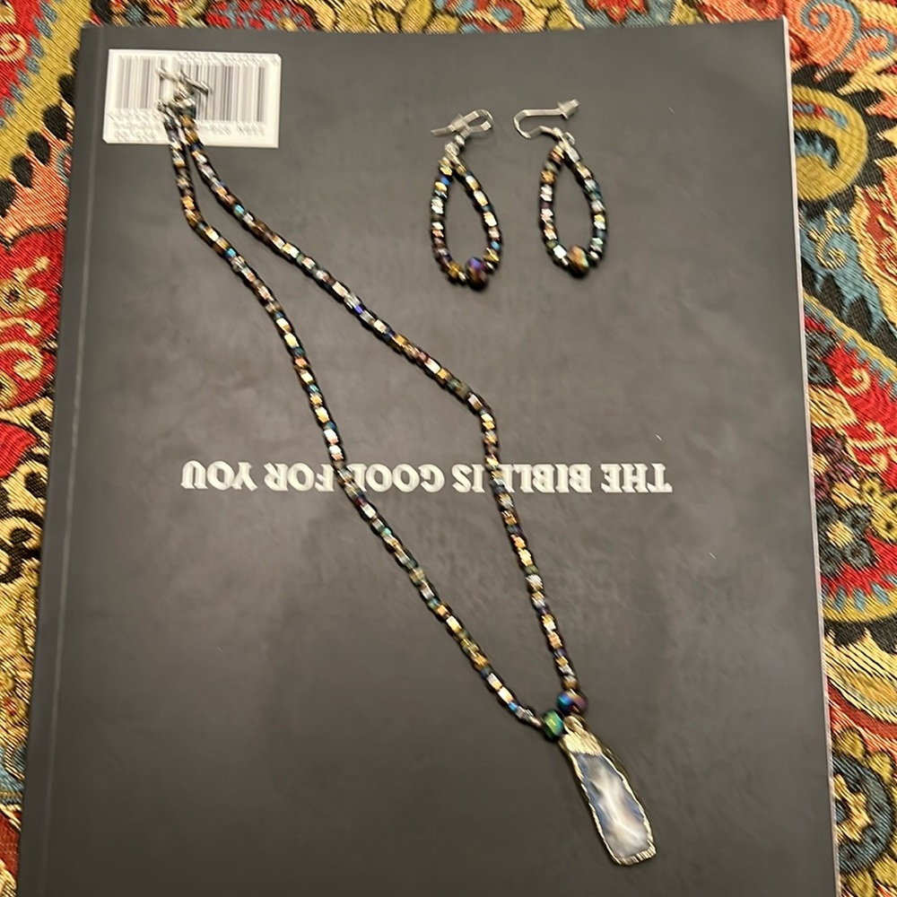 Multi colored necklace and earrings stone pendant
